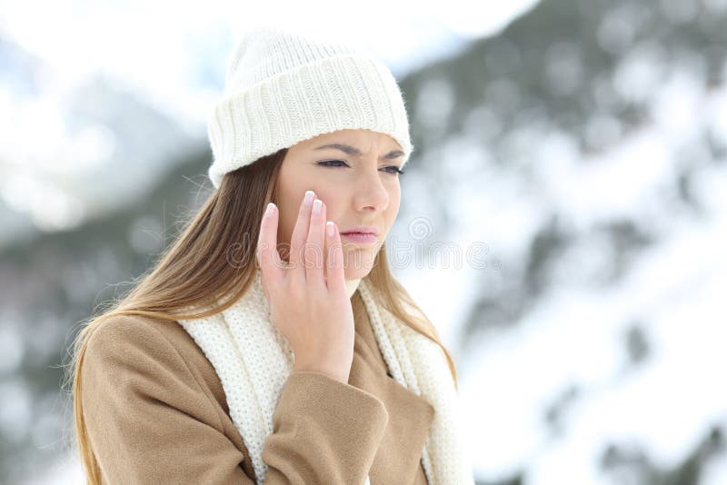 Verärgerte Frau, die eine sking Schutzcreme im Winter verwendet lizenzfreies stockfoto Verärgerte Frau, die eine sking Schutzcreme im Winter verwendet lizenzfreies stockfoto
