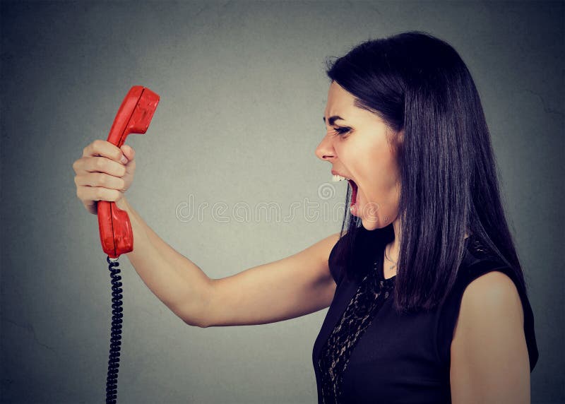 Verärgerte Frau, die am Telefon schreit lizenzfreie stockfotografie Verärgerte Frau, die am Telefon schreit lizenzfreie stockfotografie