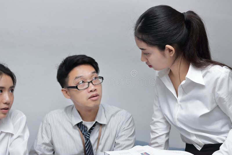 Verärgerter junger asiatischer Geschäftsfraukonflikt mit ihrem Kollegen im Büro Krisen- und Konfrontationsgeschäftskonzept stockbilder Verärgerter junger asiatischer Geschäftsfraukonflikt mit ihrem Kollegen im Büro Krisen- und Konfrontationsgeschäftskonzept stockbilder