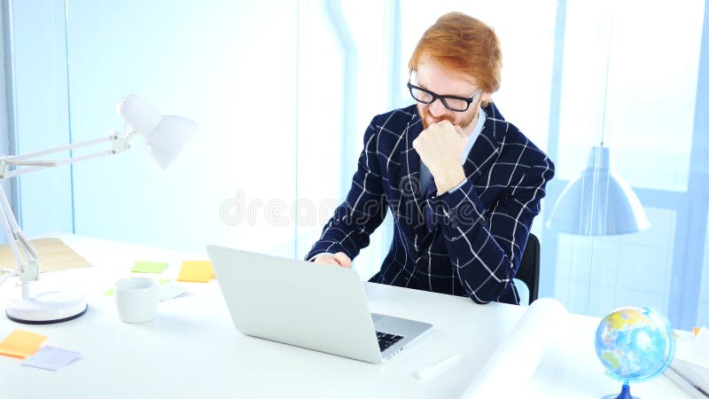 Verärgerter Rothaarige-Geschäftsmann Thinking über Probleme bei der Arbeit lizenzfreie stockfotografie Verärgerter Rothaarige-Geschäftsmann Thinking über Probleme bei der Arbeit lizenzfreie stockfotografie