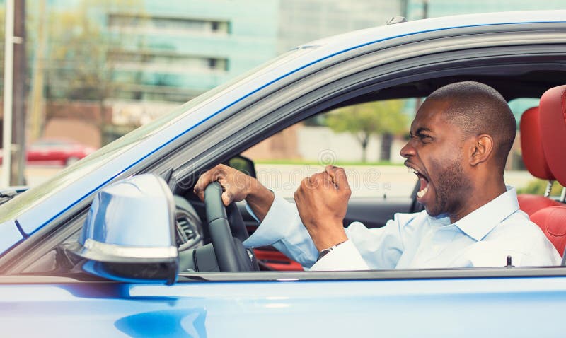 Verärgerter ärgerlicher aggressiver Mann, der das Auto, schreiend fährt lizenzfreie stockbilder Verärgerter ärgerlicher aggressiver Mann, der das Auto, schreiend fährt lizenzfreie stockbilder