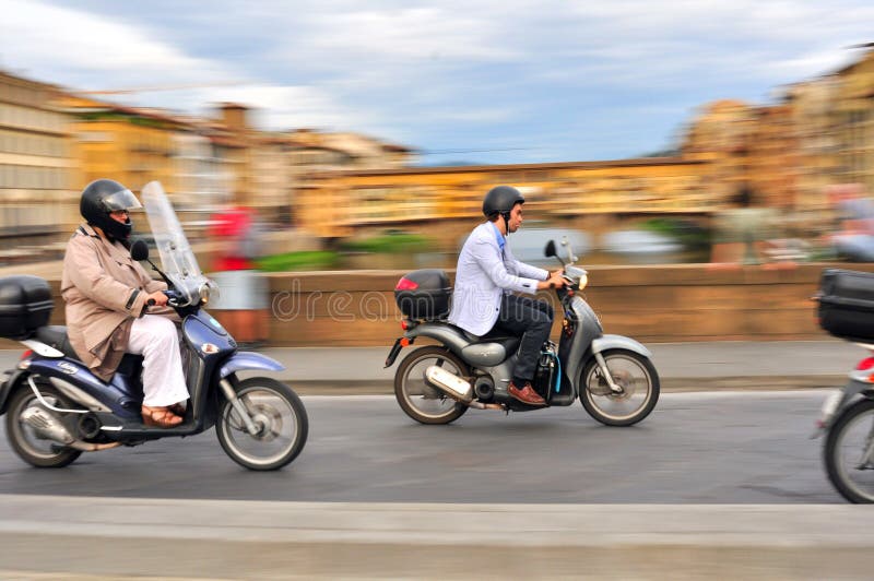 Vespa en tráfico en la ciudad de Florencia en Italia fotografía de archivo Vespa en tráfico en la ciudad de Florencia en Italia fotografía de archivo