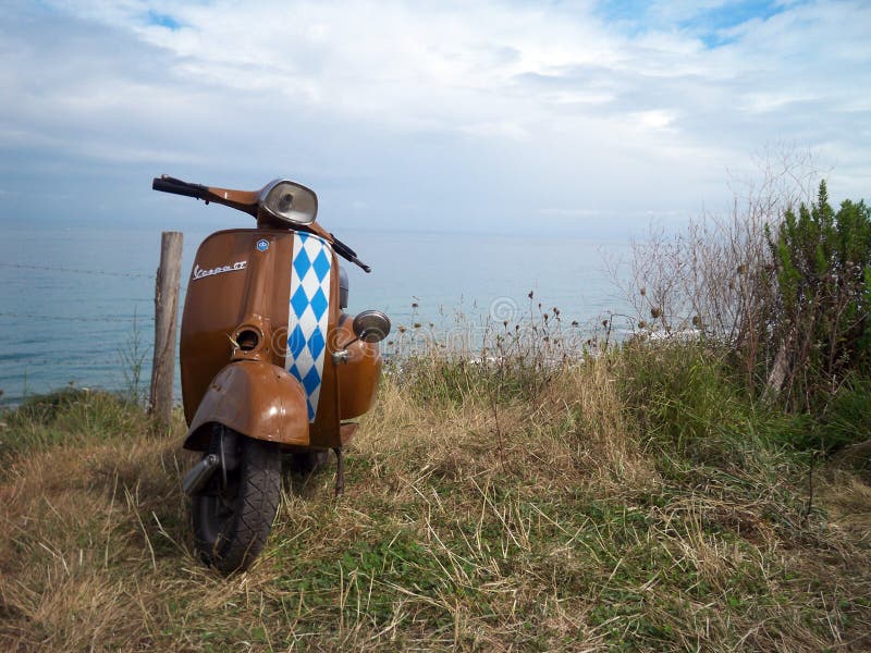 Vespa för gammal skola framme av havet royaltyfri fotografi Vespa för gammal skola framme av havet royaltyfri fotografi
