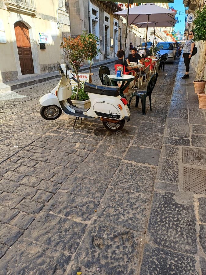 Vespa na rua italiana em uma bela vila imagens de stock