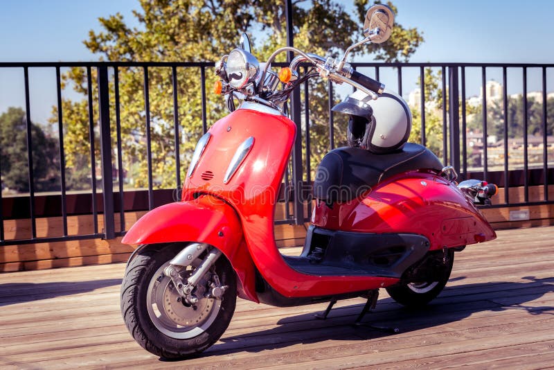 Vespa roja del sprint del vintage foto de archivo Vespa roja del sprint del vintage foto de archivo