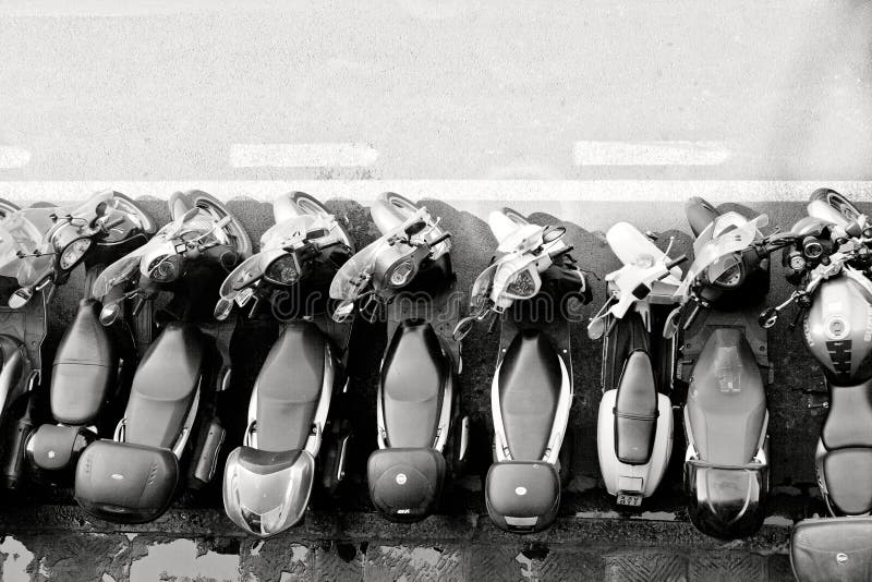 Vespas de motor que parquean en Italia fotografía de archivo libre de regalías Vespas de motor que parquean en Italia fotografía de archivo libre de regalías