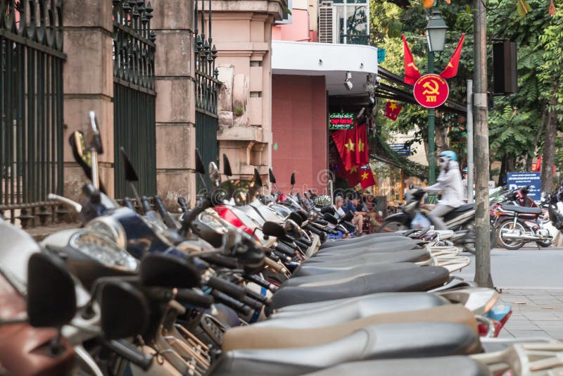 Vespas y símbolo comunista de la propaganda en Hanoi, Vietnam foto de archivo libre de regalías Vespas y símbolo comunista de la propaganda en Hanoi, Vietnam foto de archivo libre de regalías