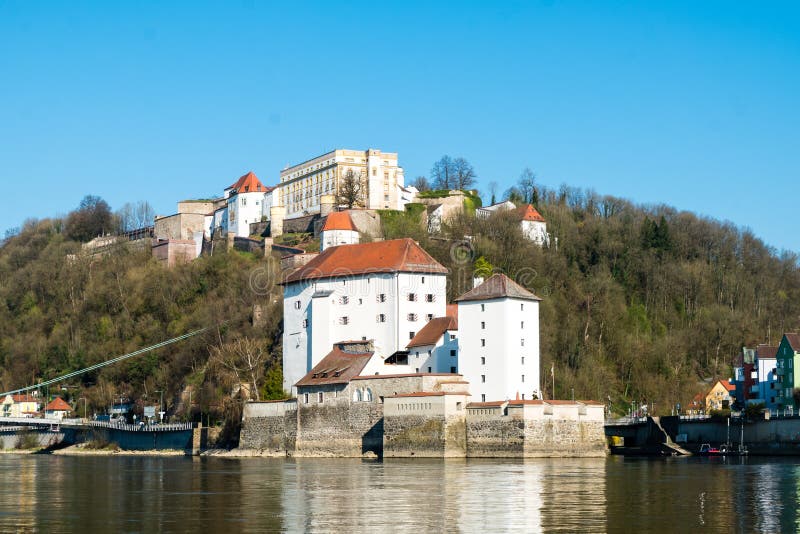Veste en Passau con Danubio Baviera Alemania foto de archivo libre de regalías Veste en Passau con Danubio Baviera Alemania foto de archivo libre de regalías