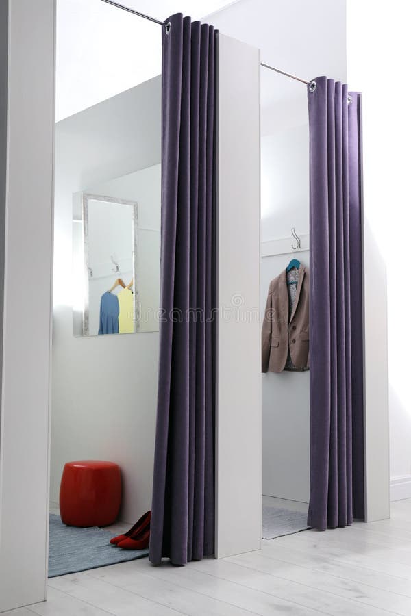 Vestiaires vides dans le magasin de mode images libres de droits Vestiaires vides dans le magasin de mode images libres de droits