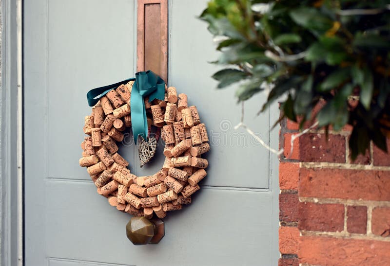 Vestida de uma bela coroa de natal com rolhas na porta foto de stock
