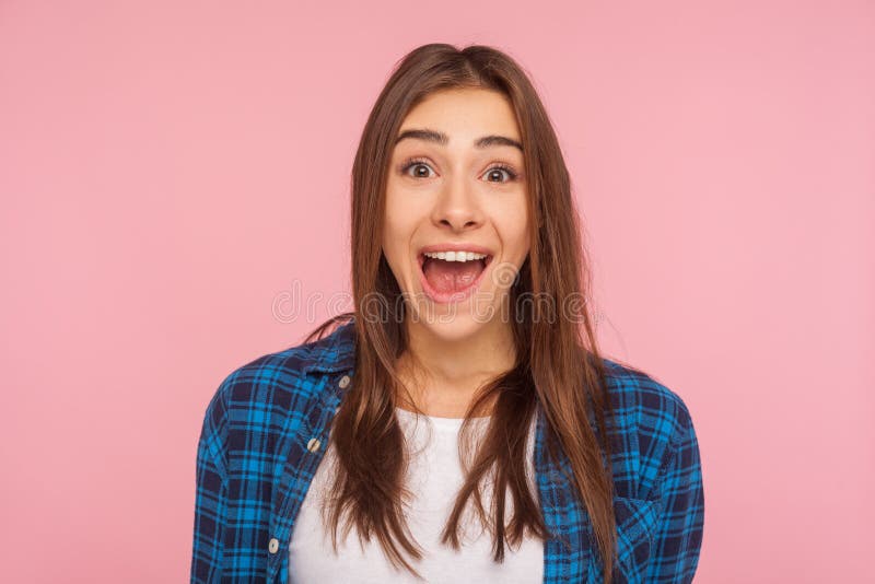 Cara alegre camisa xadrez de cabelo cacheado studio fundo cinza