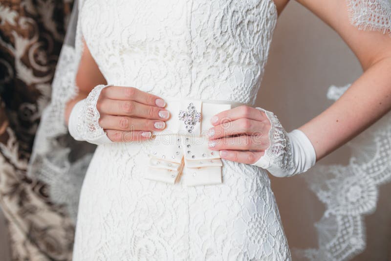 Vestido de boda con el arco imagen de archivo libre de regalías Vestido de boda con el arco imagen de archivo libre de regalías
