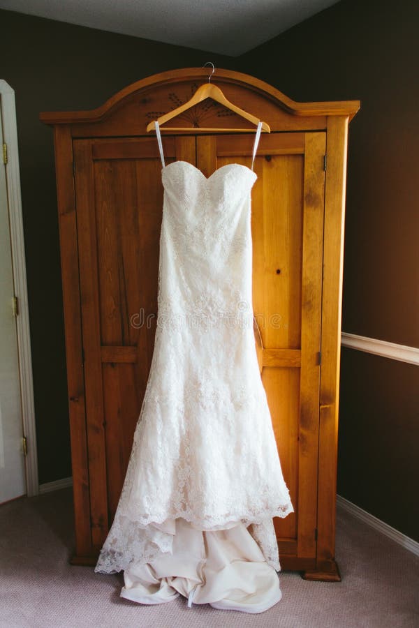 Vestido de boda del cordón de la ejecución imagenes de archivo Vestido de boda del cordón de la ejecución imagenes de archivo
