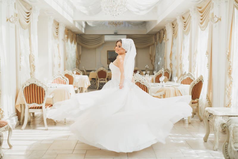 Vestido De Boda De La Moda De La Novia Que Lleva Hermosa Con Las Plumas Con El Maquillaje Y El Peinado De Lujo, Estudio Del Place Imagen de archivo - Imagen de Vestido De Boda De La Moda De La Novia Que Lleva Hermosa Con Las Plumas Con El Maquillaje Y El Peinado De Lujo, Estudio Del Place Imagen de archivo - Imagen de