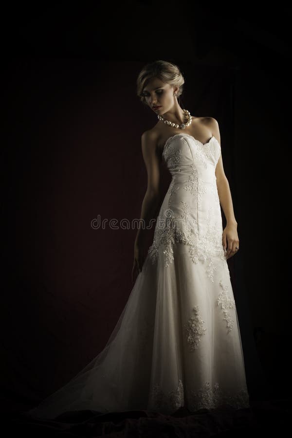 Vestido de boda sin tirantes del vintage de la novia que lleva rubia hermosa fotos de archivo Vestido de boda sin tirantes del vintage de la novia que lleva rubia hermosa fotos de archivo