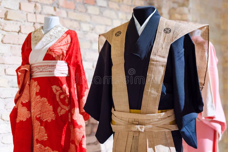 Vestido Japonés Tradicional Del Samurai Trajes Del Kimono Para El Hombre Y La Mujer En Maniquíes Foto de archivo - Imagen de ninja, geisha: 106258362 Vestido Japonés Tradicional Del Samurai Trajes Del Kimono Para El Hombre Y La Mujer En Maniquíes Foto de archivo - Imagen de ninja, geisha: 106258362
