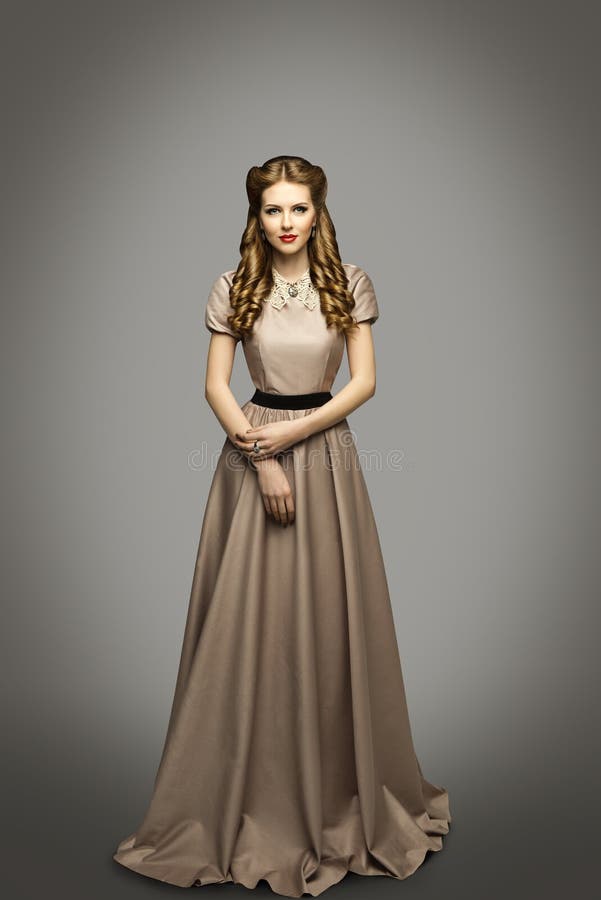 Vestido longo da mulher, modelo de forma no cinza histórico do vestido