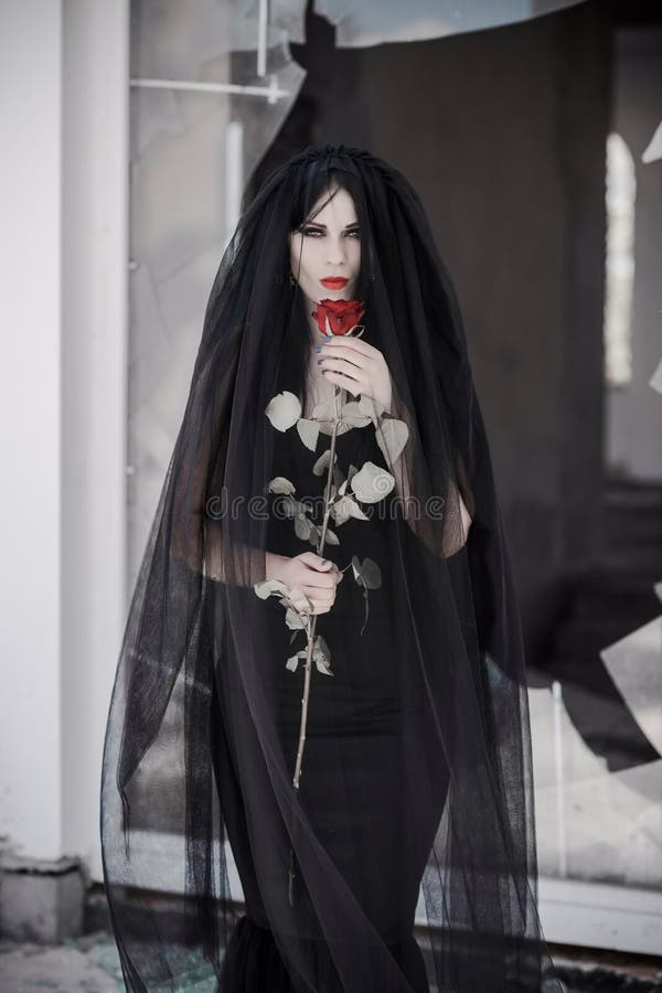 Vestido Negro Para La Fiesta De Halloween Novia Gótica Foto de archivo - Imagen de miedo, muerte: 189184618 Vestido Negro Para La Fiesta De Halloween Novia Gótica Foto de archivo - Imagen de miedo, muerte: 189184618