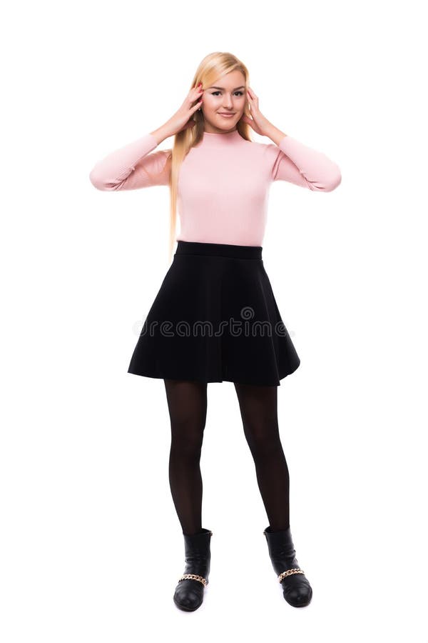 Vestido que lleva joven atractivo del modelo de moda en estudio y la sonrisa imagen de archivo libre de regalías Vestido que lleva joven atractivo del modelo de moda en estudio y la sonrisa imagen de archivo libre de regalías