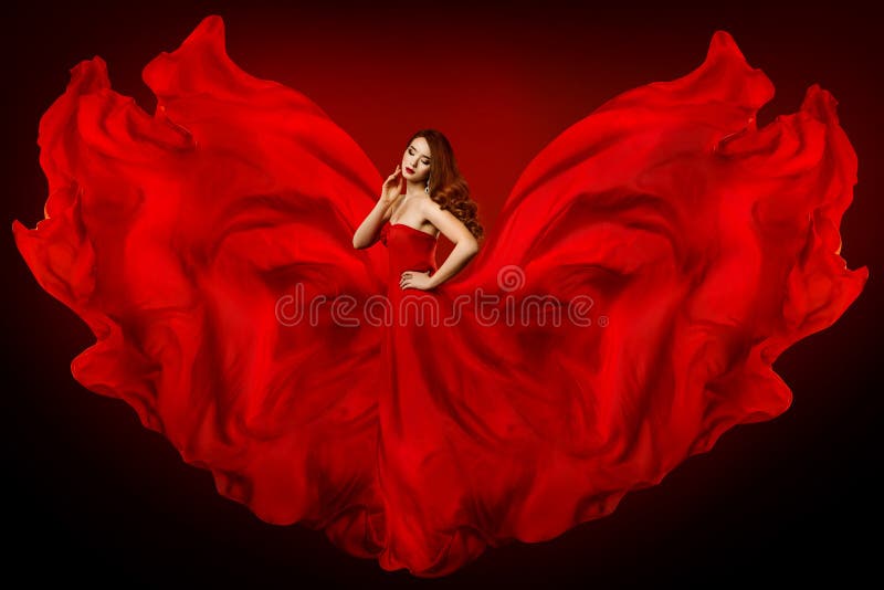 Vestido rojo de la mujer, modelo de moda en el paño que agita como alas, muchacha del vestido de seda largo en tela que agita que