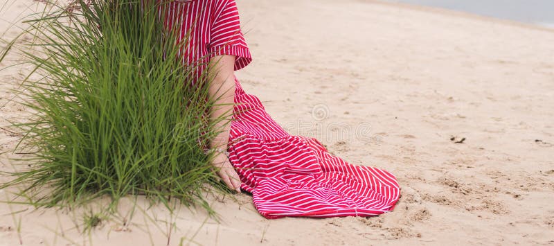 Vestido Rojo Retro Con Rayas Blancas Imagen de archivo - Imagen de cuadro, 207481341