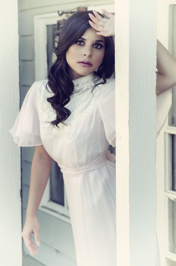 Mulher a usar vestido vintage fotografia de stock royalty free