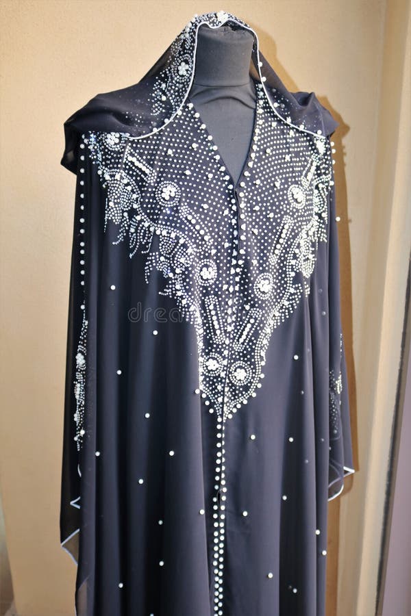Vestido árabe tradicional para las mujeres en el mercado en Dubai foto de archivo libre de regalías Vestido árabe tradicional para las mujeres en el mercado en Dubai foto de archivo libre de regalías