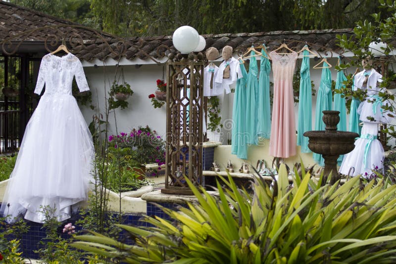 De Boda, Damas De Honor Y Páginas Colgadas Listos Para La Ceremonia Imagen de archivo - Imagen de percha: 131452817