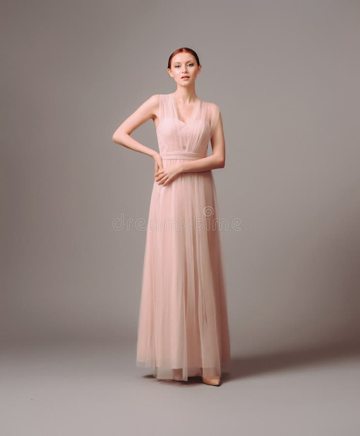 Vestidos De Damas De Honra. Vestido Elegante Moscato. Lindo Vestido De  Noite De Chiffon Rosa. Retrato De Estúdio De Jovem Morena. Imagem de Stock  - Imagem de saia, idéia: 208176313