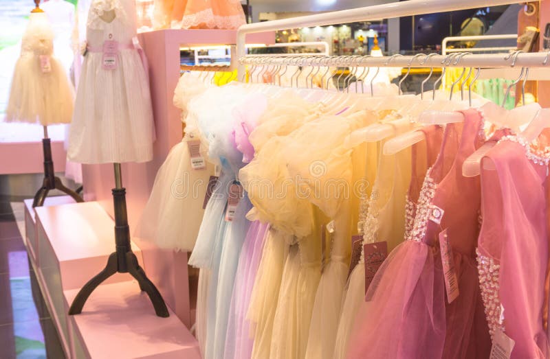 Vestidos De Niñas Colgados En Estantes En Tiendas Ropa Para Adorables Vestidos Para Chicas Competencias Cumpleaños Foto editorial - Imagen de cabrito, accesorios: 195917241