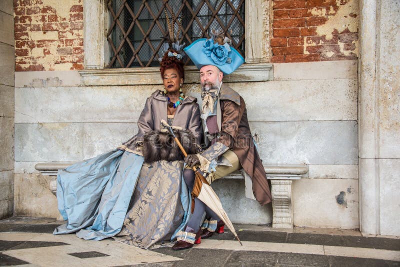 Vestidos De Realeza Con Ropa Gris Y Azul En El Festival De Venecia. Foto  editorial - Imagen de ella, decorativo: 175737471