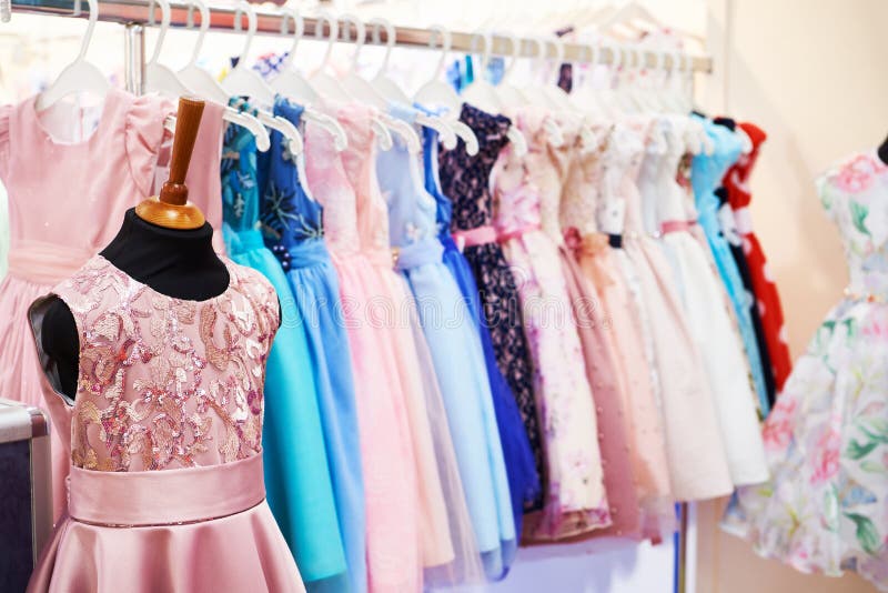 Vestidos Elegantes Para Niñas En Perchas En La Tienda Imagen de Imagen de elegante, departamento: 213376513