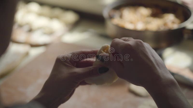 Vestimenta de jovens mulheres caucasianas esculpindo cascas. mulher irreconhecível com bela manicura se preparando