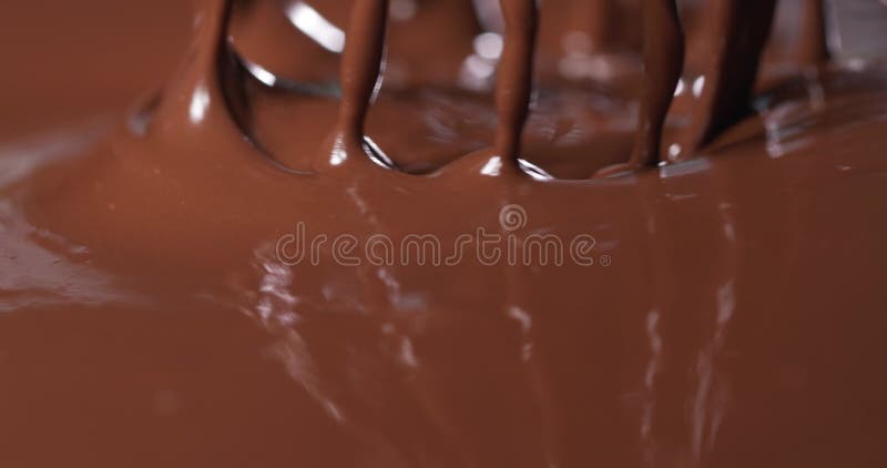 Vestimenta de uísque levantando chocolate derretido