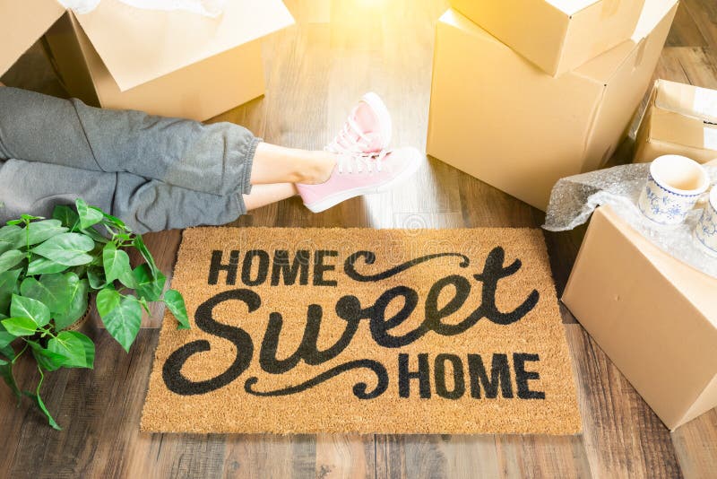 Vestir da mulher sua o relaxamento perto da esteira bem-vinda home doce home fotografia de stock Vestir da mulher sua o relaxamento perto da esteira bem-vinda home doce home fotografia de stock