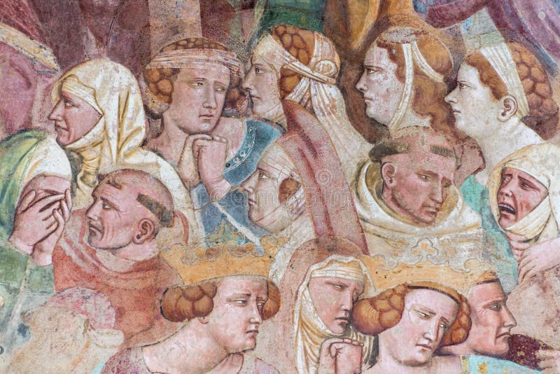 Vestir de cerca a mujeres y monjes rostros pintados en frescos medievales antiguos fotografía de archivo