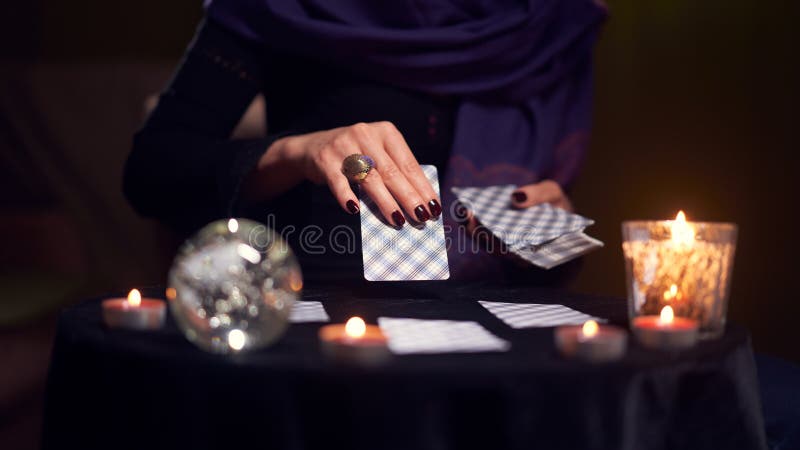 Fortuneteller Explica O Significado De Escandinavos Corridas Escandinavas  Em Pedras Planas Para O Advento Para O Futuro Foto de Stock - Imagem de  palmiste, pedra: 213107240