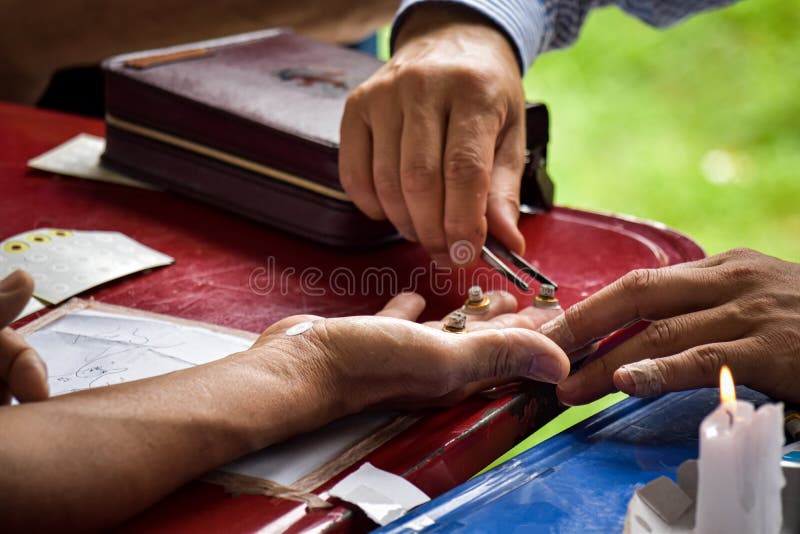 Fechar Um Vidente Da Sorte Lendo Cartões De Tarô Em Uma Mesa Com Toalha De  Mesa Roxa Imagem de Stock - Imagem de jogo, simbolismo: 237378917