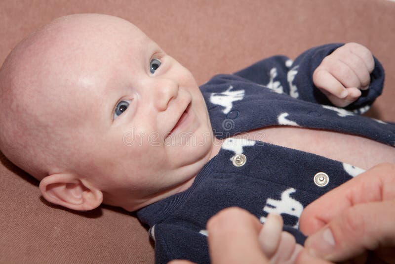 Vestire il bambino immagini stock Vestire il bambino immagini stock