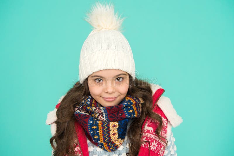 Vestire in strati e indossare cappelli Restate attivi fa freddo fuori maglieria calda per bambini vibrazioni invernali Ritratto d fotografia stock Vestire in strati e indossare cappelli Restate attivi fa freddo fuori maglieria calda per bambini vibrazioni invernali Ritratto d fotografia stock