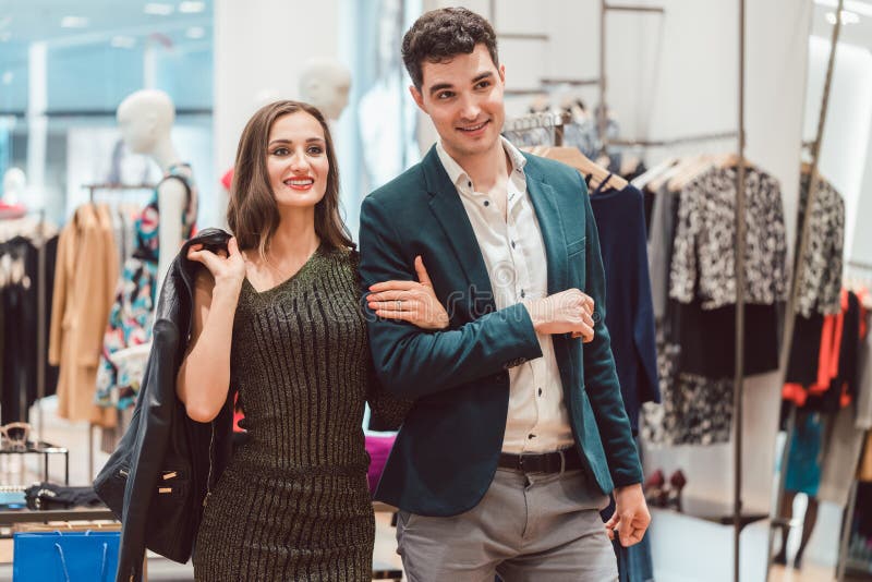 Vestiti di acquisto dell'uomo e della donna nel deposito di modo immagini stock libere da diritti Vestiti di acquisto dell'uomo e della donna nel deposito di modo immagini stock libere da diritti