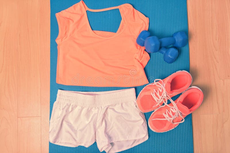 Vestiti di allenamento - attrezzatura e scarpe da corsa di forma fisica fotografia stock libera da diritti Vestiti di allenamento - attrezzatura e scarpe da corsa di forma fisica fotografia stock libera da diritti