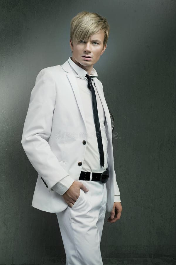 Uomo che indossa un abito bianco fotografia stock libera da diritti