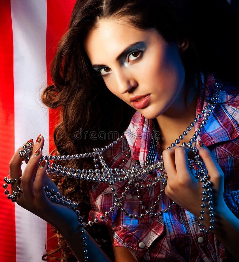 Vestito d'uso dalla donna abbastanza castana su fondo scuro immagini stock Vestito d'uso dalla donna abbastanza castana su fondo scuro immagini stock