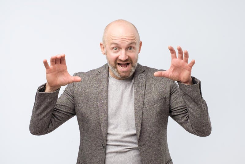 Vestito d'uso dell'uomo bello di medio evo che finge essendo una tigre immagini stock Vestito d'uso dell'uomo bello di medio evo che finge essendo una tigre immagini stock