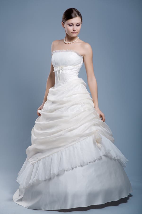 Vestito da cerimonia nuziale sul modello di modo fotografie stock Vestito da cerimonia nuziale sul modello di modo fotografie stock