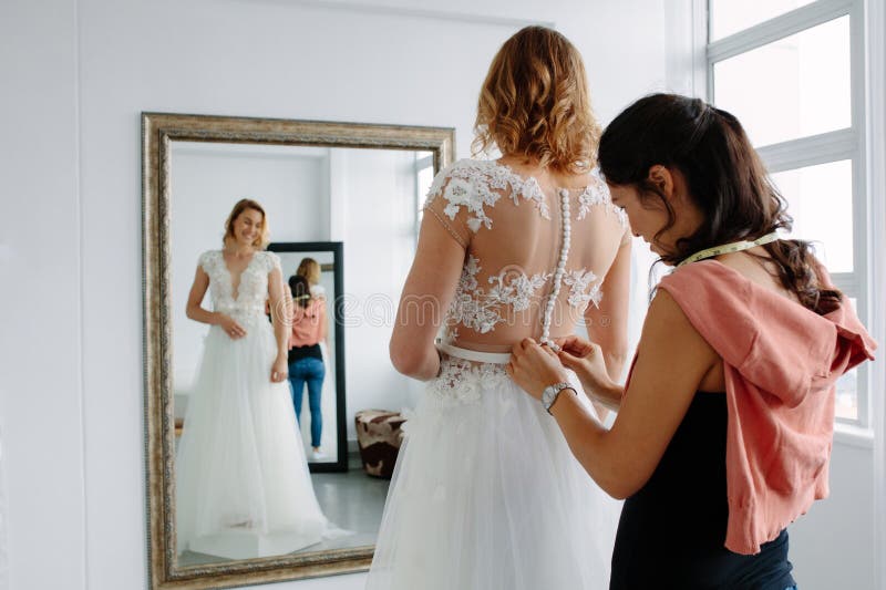 Vestito da sposa che va d'accordo boutique nuziale immagine stock Vestito da sposa che va d'accordo boutique nuziale immagine stock