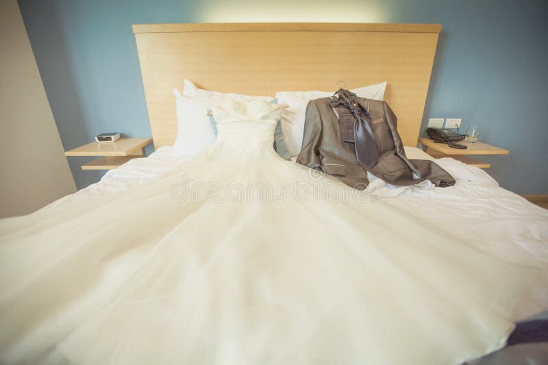 Vestito di nozze per la sposa e lo sposo immagine stock libera da diritti Vestito di nozze per la sposa e lo sposo immagine stock libera da diritti