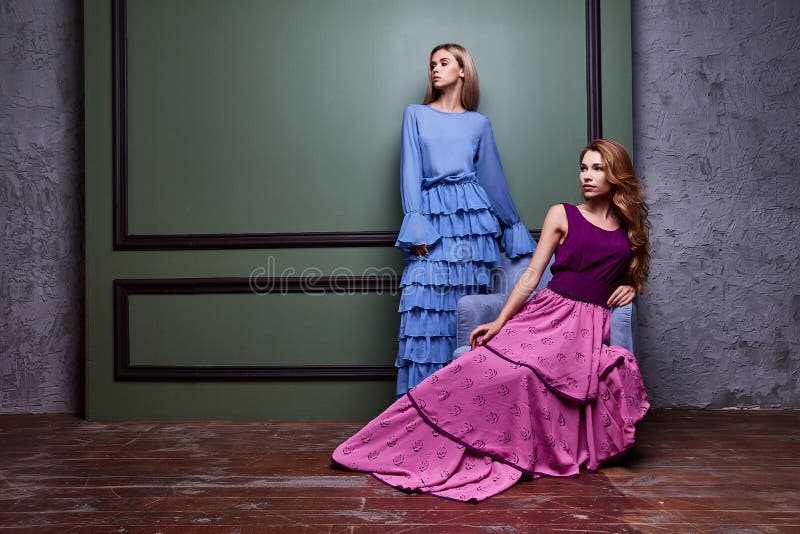 Vestito lungo da bella di yang due della donna usura graziosa bionda sexy di signora immagine stock Vestito lungo da bella di yang due della donna usura graziosa bionda sexy di signora immagine stock
