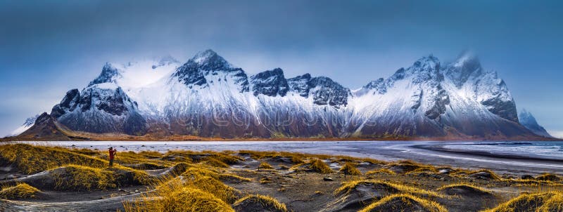 Vestrahorn bergskedja och Stokksnes strandpanorama arkivbild Vestrahorn bergskedja och Stokksnes strandpanorama arkivbild
